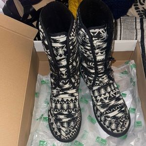 Sanuk Horizon Printed Boots sz 10